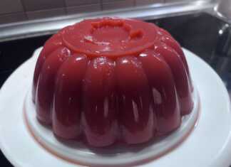 Δροσερή κρέμα φράουλας με κορν φλάουρ σε πιάτο