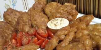 Πιατέλα με χρυσαφένιους Κρεμμυδοκεφτέδες Τραγανούς, έτοιμους για σερβίρισμα.