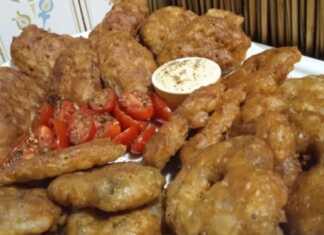 Πιατέλα με χρυσαφένιους Κρεμμυδοκεφτέδες Τραγανούς, έτοιμους για σερβίρισμα.