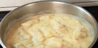 Κοντινό πλάνο σε Λαχανοντολμάδες μέσα στην κατσαρόλα, καθώς μαγειρεύονται, πριν την προσθήκη του αυγολέμονου.