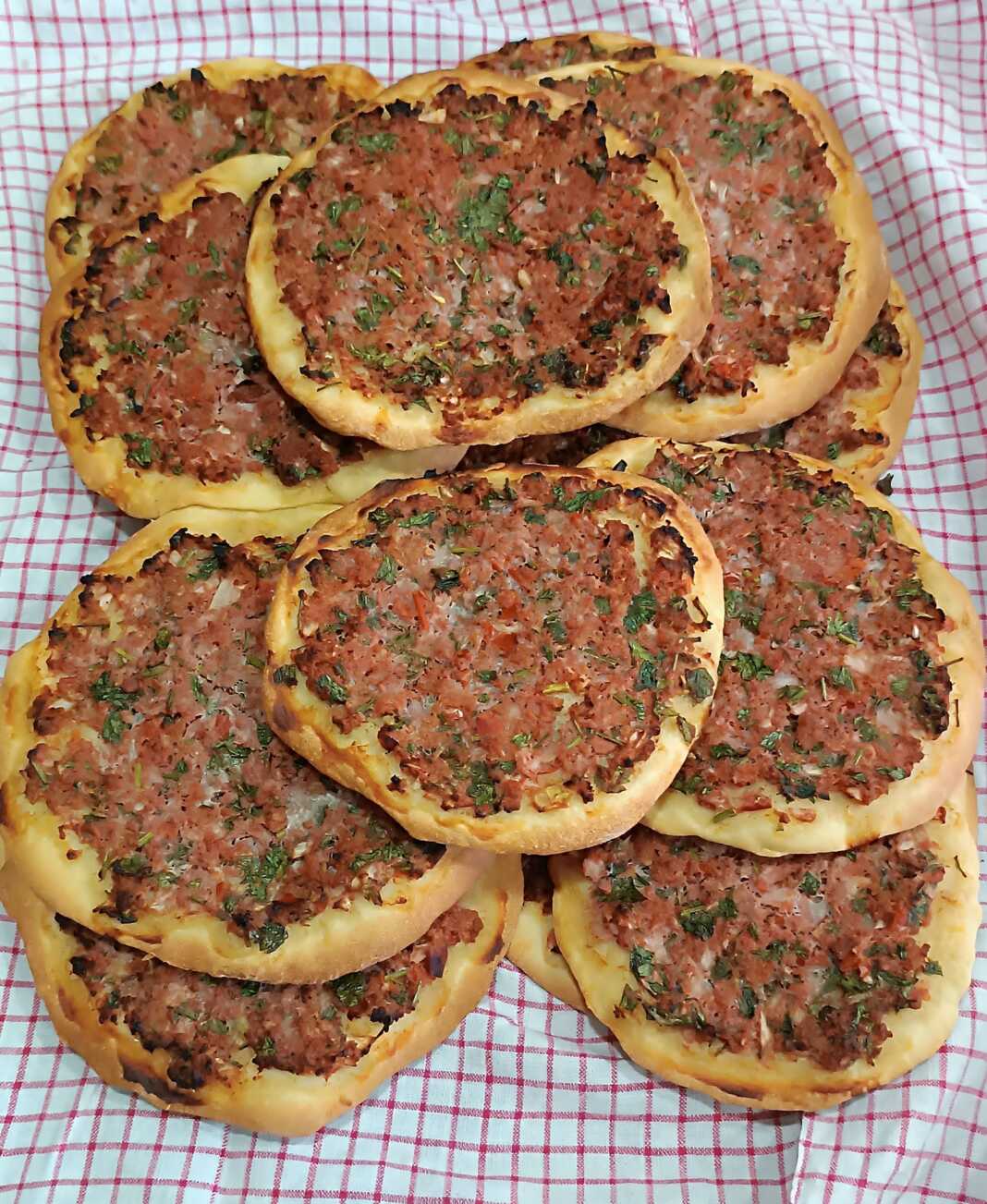 laxmantzoun Λαχταριστά λαχματζούν με αρωματικό κιμά, φρεσκοψημένα και τραγανά