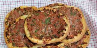 Λαχταριστά λαχματζούν με αρωματικό κιμά, φρεσκοψημένα και τραγανά