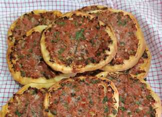 Λαχταριστά λαχματζούν με αρωματικό κιμά, φρεσκοψημένα και τραγανά