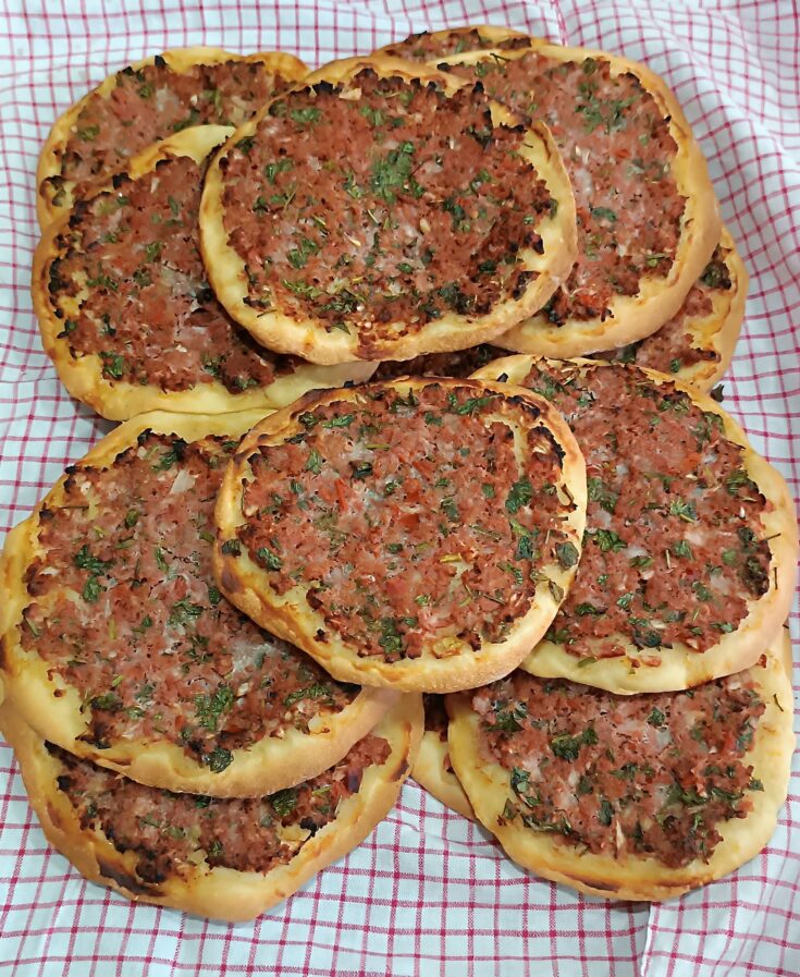 Λαχταριστά λαχματζούν με αρωματικό κιμά, φρεσκοψημένα και τραγανά