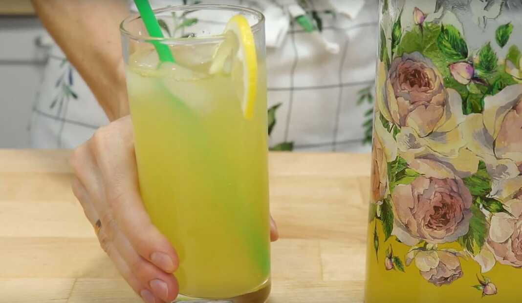 lemonoda kalokariou Δροσιστική σπιτική λεμονάδα με φέτες εσπεριδοειδών και φύλλα μέντας σε ποτήρι με πάγο