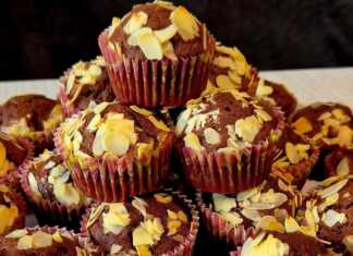 Μάφινς Κακάο με Φιλέ Αμυγδάλου Αφράτα Μάφινς Κακάο με Φιλέ Αμυγδάλου, φρεσκοψημένα σε θήκες, με χρυσαφένια επικάλυψη