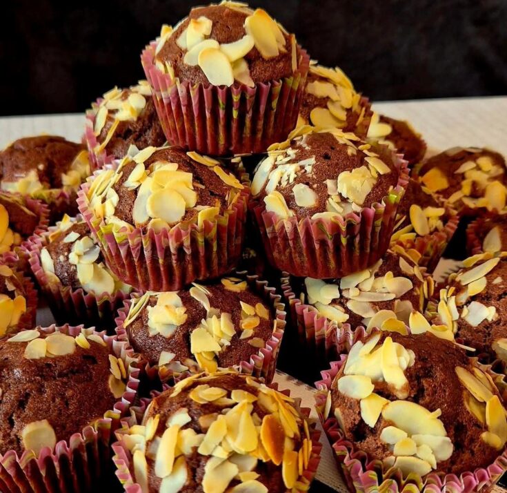 Αφράτα Μάφινς Κακάο με Φιλέ Αμυγδάλου, φρεσκοψημένα σε θήκες, με χρυσαφένια επικάλυψη