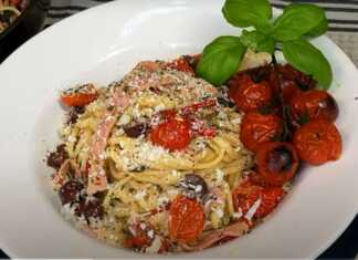 Λαχταριστή μακαρονάδα με ντοματίνια, ζαμπόν και τυρί, σερβιρισμένη σε πιάτο.