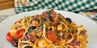 Ένα πιάτο με λαχταριστή Μακαρονάδα με Χταπόδι, πασπαλισμένη με φρέσκο μαϊντανό.