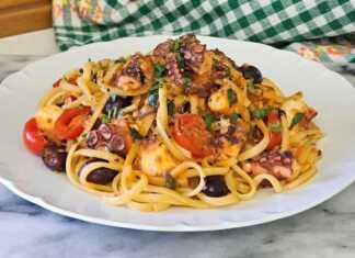 Ένα πιάτο με λαχταριστή Μακαρονάδα με Χταπόδι, πασπαλισμένη με φρέσκο μαϊντανό.