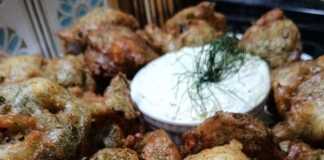 Μαραθολούκουμάδες σε μια πιατελα με σως γιαουρτιου