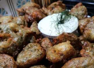 Μαραθολούκουμάδες σε μια πιατελα με σως γιαουρτιου