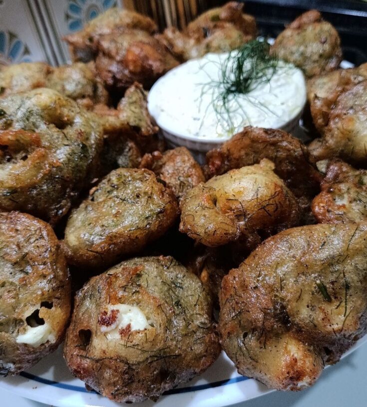 Μαραθολούκουμάδες σε μια πιατελα με σως γιαουρτιου