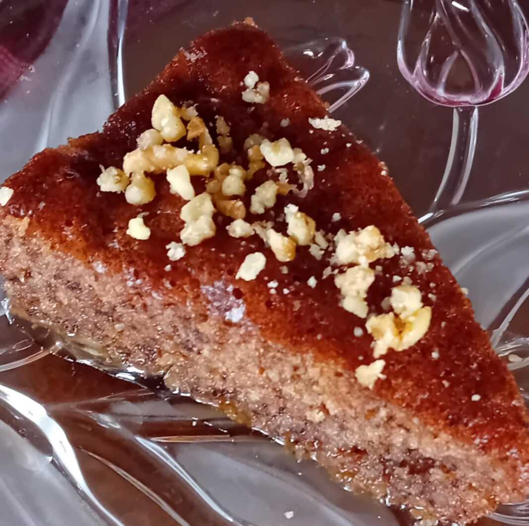 melaxrini afros Ζουμερή Μελαχρινή, φρεσκοσιροπιασμένη, κομμένη σε κομμάτια, έτοιμη για σερβίρισμα