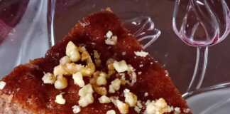 Μελαχρινή: Το Σιροπιαστό Γλυκό που θα Λατρέψεις! Ζουμερή Μελαχρινή, φρεσκοσιροπιασμένη, κομμένη σε κομμάτια, έτοιμη για σερβίρισμα