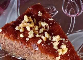 Ζουμερή Μελαχρινή, φρεσκοσιροπιασμένη, κομμένη σε κομμάτια, έτοιμη για σερβίρισμα