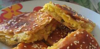 Κοντινό πλάνο σε ένα κομμάτι Μελιτζανόπιτας, που αναδεικνύει την πλούσια γέμιση λαχανικών και τις στρώσεις του σπιτικού φύλλου