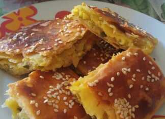 Κοντινό πλάνο σε ένα κομμάτι Μελιτζανόπιτας, που αναδεικνύει την πλούσια γέμιση λαχανικών και τις στρώσεις του σπιτικού φύλλου