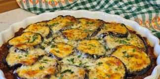 Ολοκληρωμένες Μελιτζάνες ογκρατέν με κιμά, με χρυσαφένια τυριά στην επιφάνεια, έτοιμες να σερβιριστούν