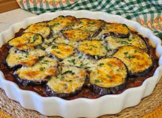 Ολοκληρωμένες Μελιτζάνες ογκρατέν με κιμά, με χρυσαφένια τυριά στην επιφάνεια, έτοιμες να σερβιριστούν