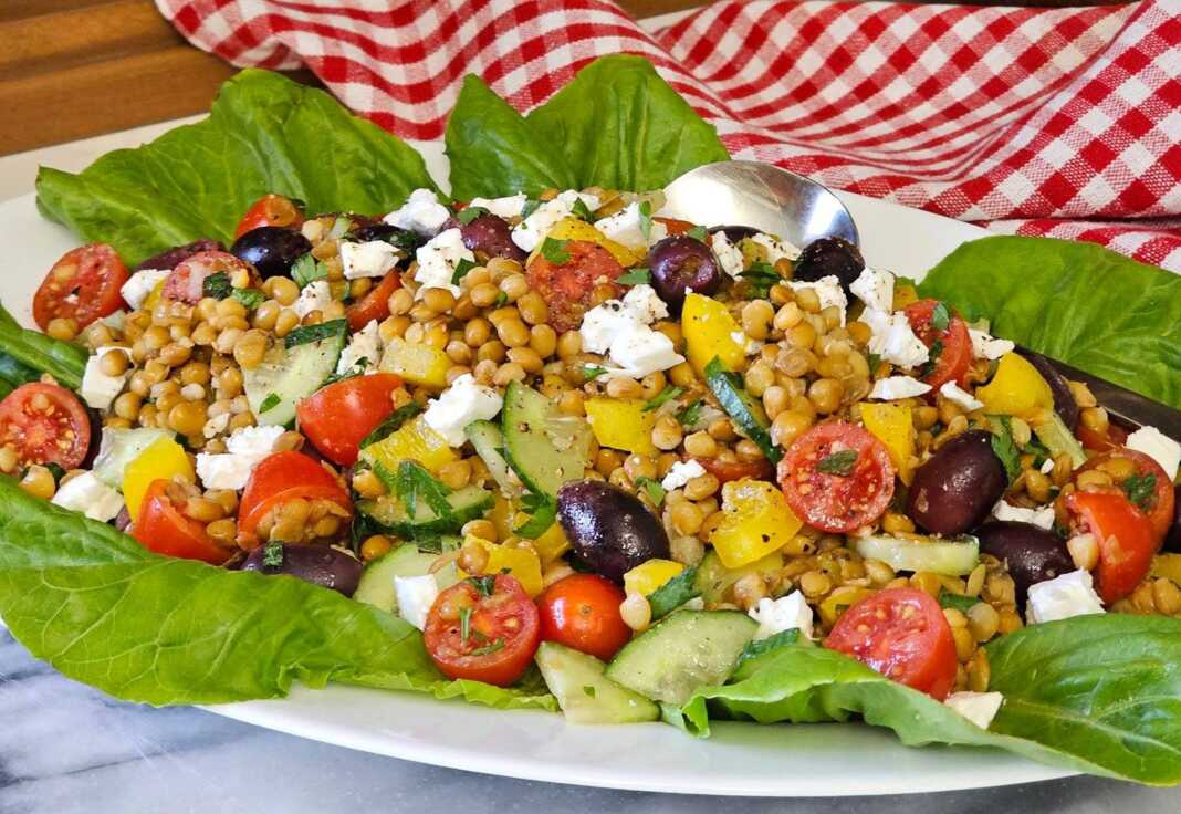 mesogeiaki salata me fakes