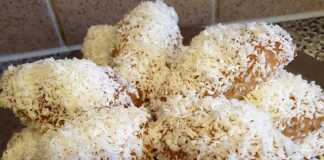 Πιάτο γεμάτο με χρυσαφένια Μεθυσμένα Κουλουράκια, πασπαλισμένα με ινδοκάρυδο