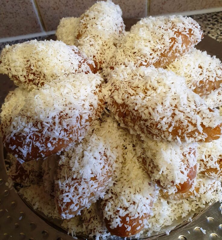 Πιάτο γεμάτο με χρυσαφένια Μεθυσμένα Κουλουράκια, πασπαλισμένα με ινδοκάρυδο