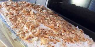 Μιλφέιγ με Cream Crackers Ένα ολόκληρο Μιλφέιγ με κράκερς, με στρώσεις κρέμας πατισερί και σαντιγί, πασπαλισμένο με τριμμένα κράκερς