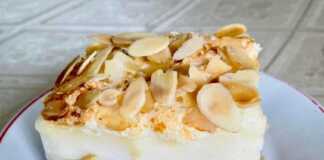 Κομμάτι Μηλόκρεμας με μήλα, που αναδεικνύει τις στρώσεις των μήλων, της κρέμας και της μαρέγκας.