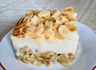 Κομμάτι Μηλόκρεμας με μήλα, που αναδεικνύει τις στρώσεις των μήλων, της κρέμας και της μαρέγκας.