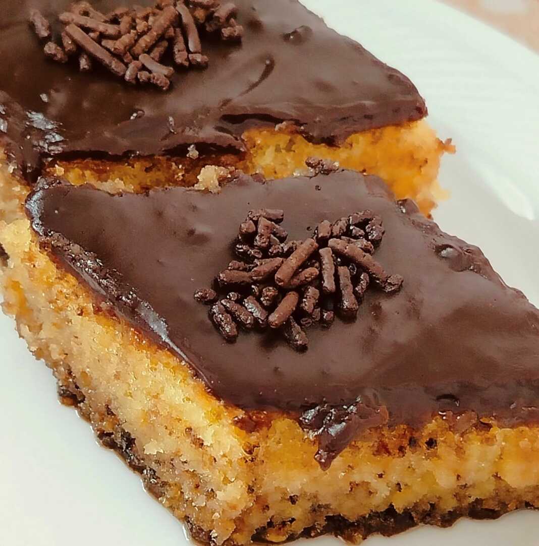 mirmiggato Κομμάτι Μυρμηγκάτο σε πιάτο, με την υγρή υφή του παντεσπάνι και το πλούσιο γλάσο σοκολάτας