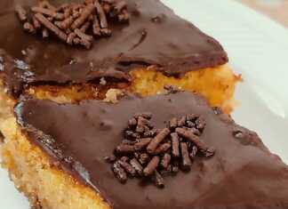 Κομμάτι Μυρμηγκάτο σε πιάτο, με την υγρή υφή του παντεσπάνι και το πλούσιο γλάσο σοκολάτας