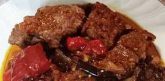 Κοντινό πλάνο σε μία μερίδα Μοσχαρίσιο Χτένι με Μελιτζάνες Φούρνου, που αναδεικνύει την τρυφερότητα του κρέατος και τη σάλτσα."