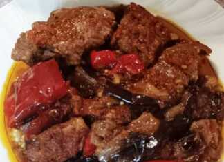 Κοντινό πλάνο σε μία μερίδα Μοσχαρίσιο Χτένι με Μελιτζάνες Φούρνου, που αναδεικνύει την τρυφερότητα του κρέατος και τη σάλτσα."