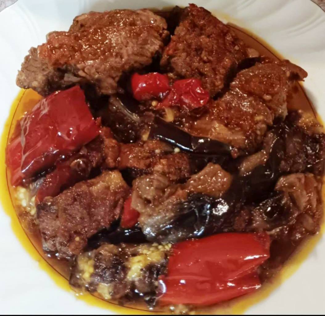 mosxari me melitzanes fourno Κοντινό πλάνο σε μία μερίδα Μοσχαρίσιο Χτένι με Μελιτζάνες Φούρνου, που αναδεικνύει την τρυφερότητα του κρέατος και τη σάλτσα."