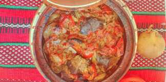 Πήλινο με μοσχαρίσιο συκώτι στο φούρνο, με κρεμμύδια, πιπεριές και σάλτσα ντομάτας, γαρνιρισμένο.