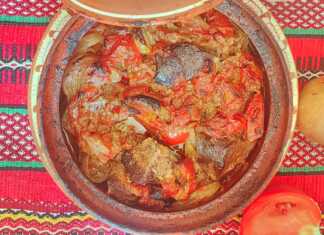 Πήλινο με μοσχαρίσιο συκώτι στο φούρνο, με κρεμμύδια, πιπεριές και σάλτσα ντομάτας, γαρνιρισμένο.