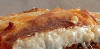 Μουσακάς με μπόλικη κρέμα Κοντινό πλάνο σε μία μερίδα Μουσακά, που αναδεικνύει τις στρώσεις από πατάτες, μελιτζάνες, κιμά και την πλούσια μπεσαμέλ