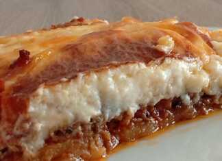 Κοντινό πλάνο σε μία μερίδα Μουσακά, που αναδεικνύει τις στρώσεις από πατάτες, μελιτζάνες, κιμά και την πλούσια μπεσαμέλ