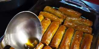 Ταψί γεμάτο με χρυσαφένια, σιροπιαστά Μπακλαβαδάκια με Μέλι