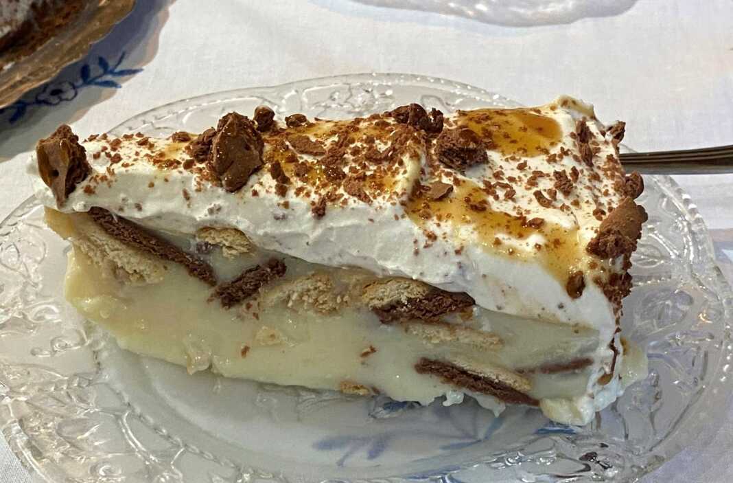 Κομμάτι από γλυκό ψυγείου με μπισκότα, με ορατά τα στρώματα κρέμας και μπισκότων.