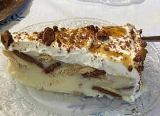 Κομμάτι από γλυκό ψυγείου με μπισκότα, με ορατά τα στρώματα κρέμας και μπισκότων.