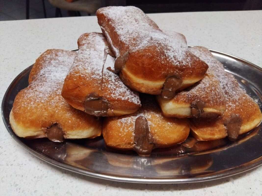 ntonats sokolata Αφράτα Γεμιστά Ντόνατς με Πραλίνα, πασπαλισμένα με ζάχαρη άχνη, σε πιατέλα