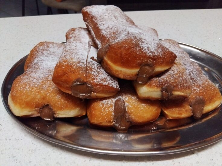 Αφράτα Γεμιστά Ντόνατς με Πραλίνα, πασπαλισμένα με ζάχαρη άχνη, σε πιατέλα