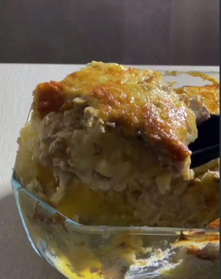 ograten patatas manitaria Κομμάτι από Ογκρατέν Πατάτας με Κοτόπουλο και Μανιτάρια, που αναδεικνύει τις στρώσεις των υλικών.