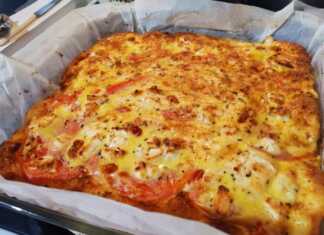 Ομελέτα φούρνου με πατάτες και φέτα, φρεσκοψημένη σε ταψί.