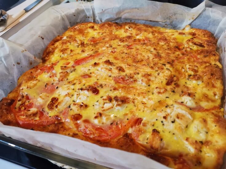 Ομελέτα φούρνου με πατάτες και φέτα, φρεσκοψημένη σε ταψί.