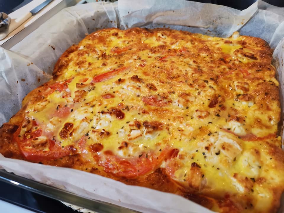 omeleta fournou me patates Ομελέτα φούρνου με πατάτες και φέτα, φρεσκοψημένη σε ταψί.