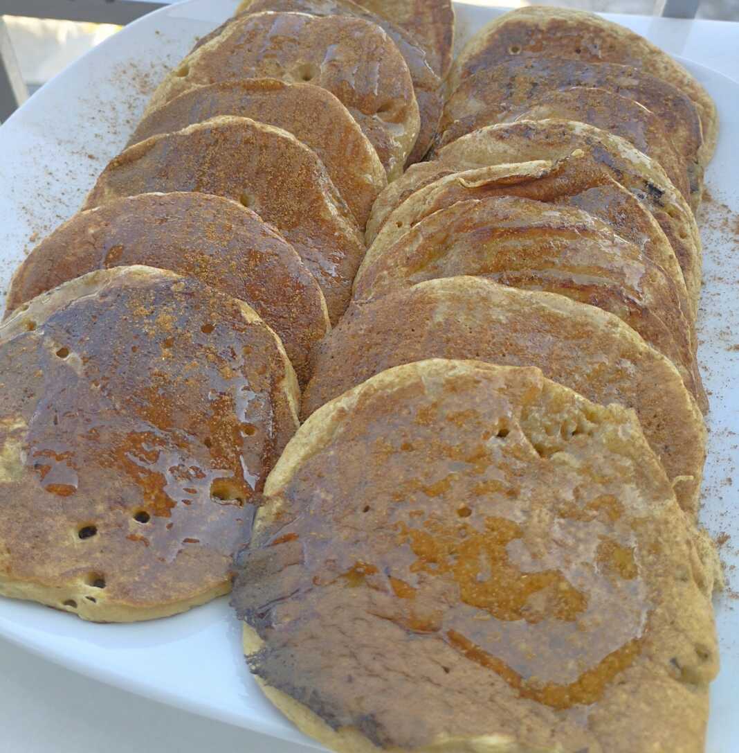 pancakes_poi Στοίβα από αφράτα Πάνκεικ Βρώμης με Μπανάνα, περιχυμένα με μέλι και πασπαλισμένα με κανέλα