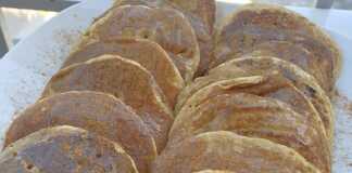 Στοίβα από αφράτα Πάνκεικ Βρώμης με Μπανάνα, περιχυμένα με μέλι και πασπαλισμένα με κανέλα